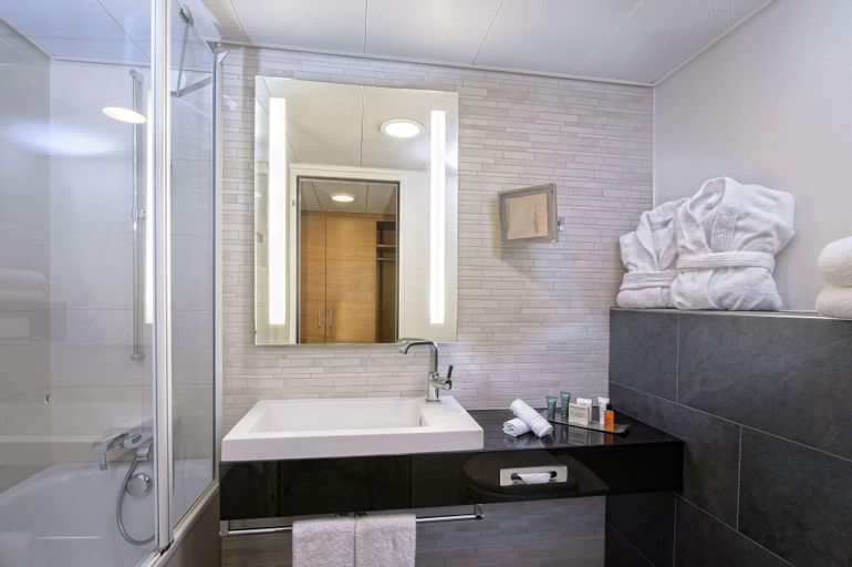 Bathroom 10
