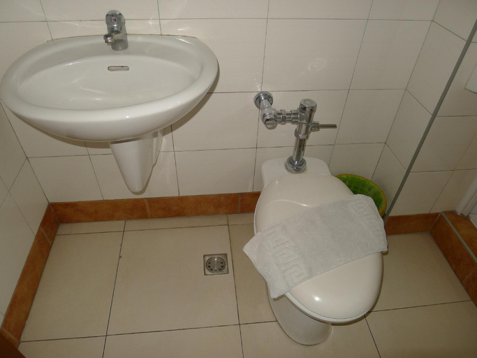 Bathroom 4, Hotel Cosmopolitan, Baguio City