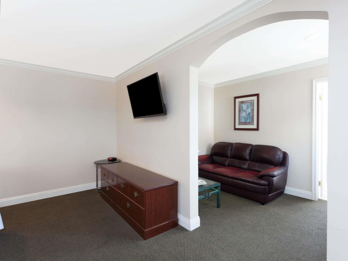 Others 5, Knights Inn, Los Angeles