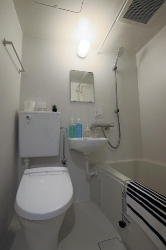 Bathroom 5, Tokyo Ueno Youth Hostel, Taitō