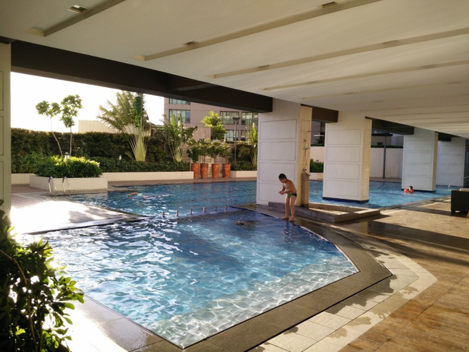 Others 4, Twin Oaks Place, Mandaluyong