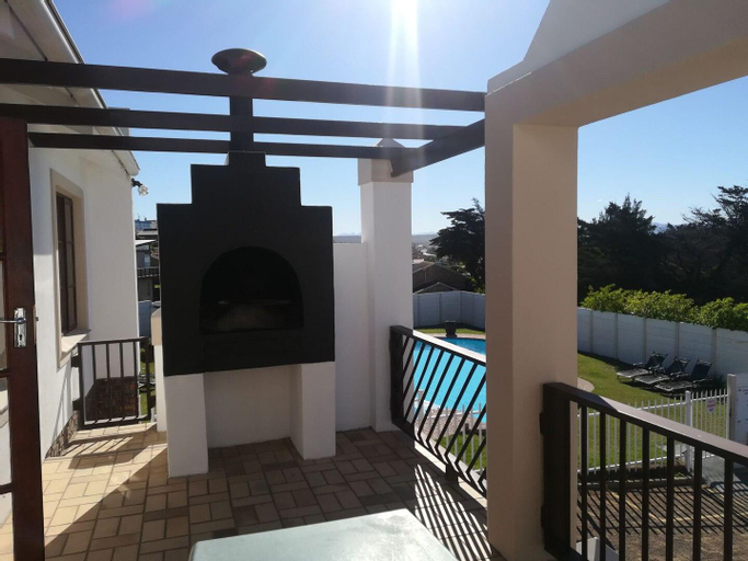 Walk to surfspot, 300m from beach, Pool and wifi., Cacadu