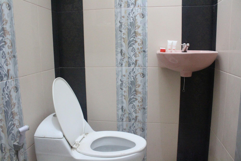Bathroom 4, OYO 1263 Jazz anna hotel, Palu