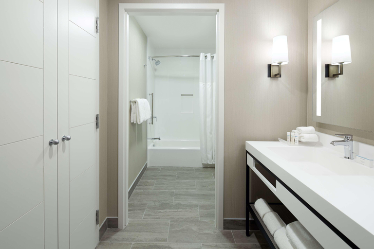Bathroom 5, Hilton Garden Inn Montreal Midtown, Montréal