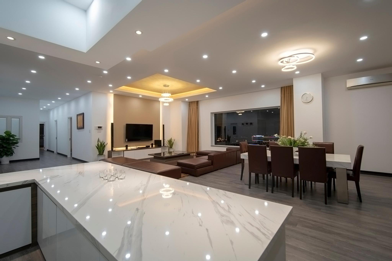 !RIVERFRONT PENTHOUSE w/ PRIVATE ROOFTOP BAR!, Hải Châu