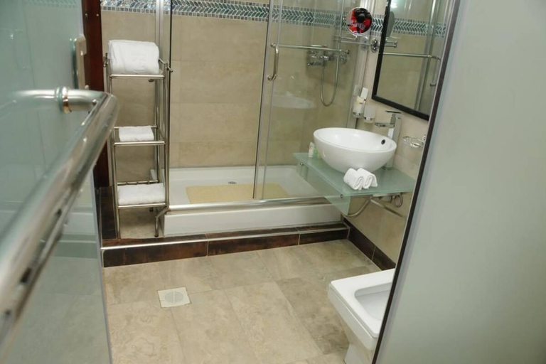 Bathroom 2, Igongo Cultural Centre & Country Hotel, Isingiro