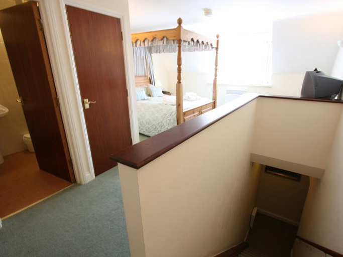 Bathroom 4, Caley Hall Hotel, Cambridgeshire