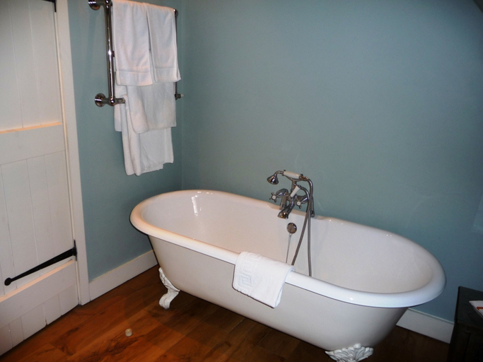 Bathroom 2, The Swan Inn Swinbrook, Oxfordshire