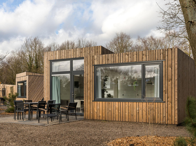 Modern lodge with two bathrooms within green surroundings, Landerd