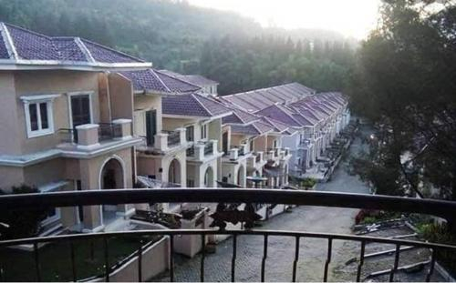 Villa Berastagi Resort V25 depan Kolam Renang, Karo