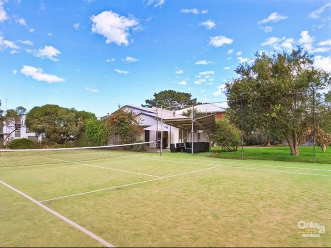 Tennis Elbow, Adelaide