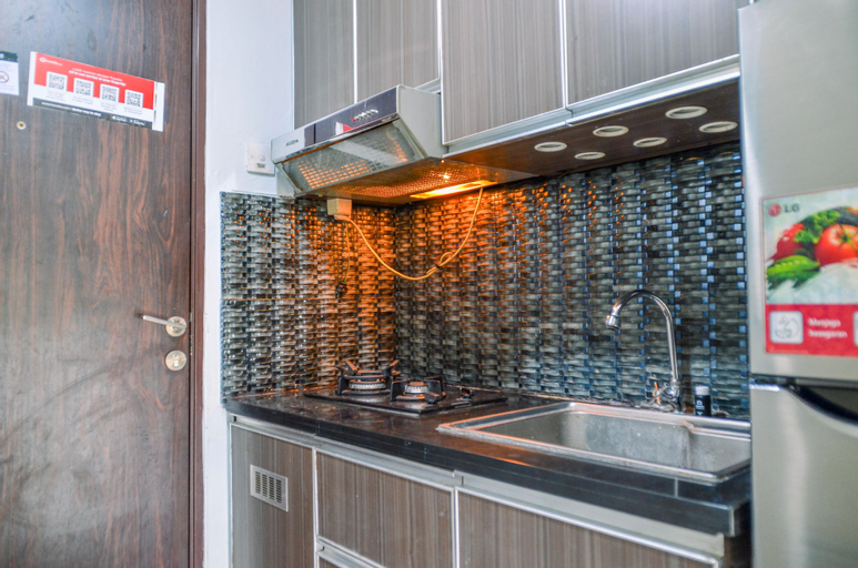 Food & Drinks, Homey and Simple Studio at Serpong Greenview Apartment By Travelio, South Tangerang