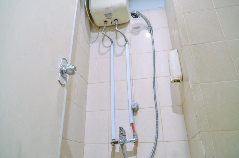Bathroom 5, Homey and Simple Studio at Serpong Greenview Apartment By Travelio, Tangerang Selatan