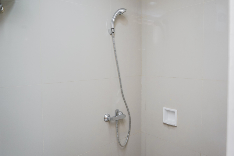 Bathroom 5, Nice and Elegant Studio at Tree Park City Apartment By Travelio, Tangerang Selatan
