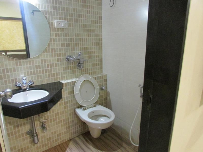 Bathroom 3, Hotel Sahar Internartional, Mumbai Suburban