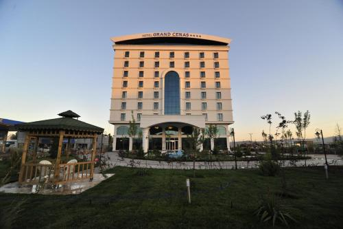 Grand Cenas Hotel, Merkez