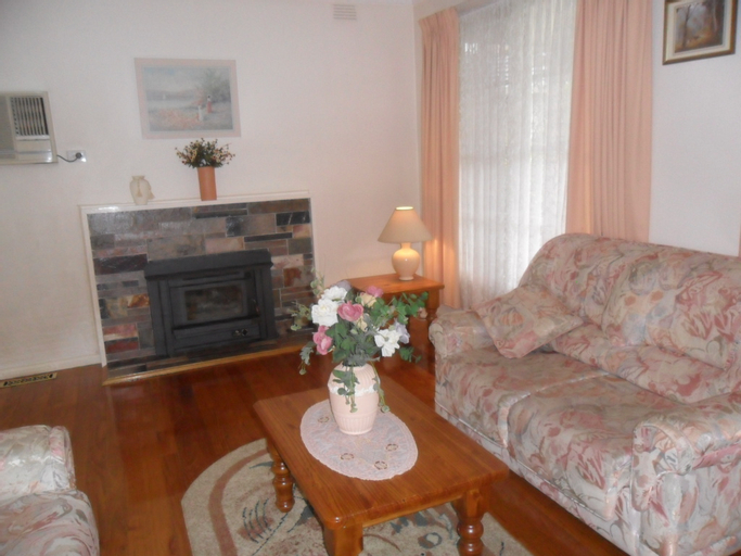 Doncaster Grange Accommodation, Manningham - West