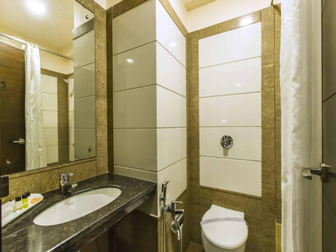 Bathroom 4, Hotel Golden Manor-City Center Bani Park, Jaipur