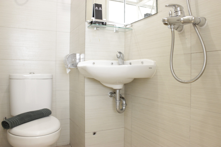 Bathroom 4, Elegant & Stylish Studio at Gateway Pasteur Apartment By Travelio, Bandung