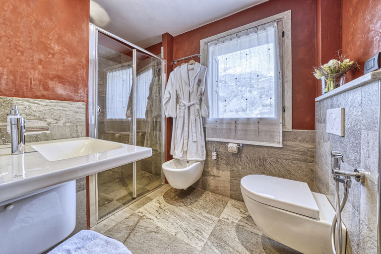 Bathroom 5, Hotel Sant'Orso, Aosta