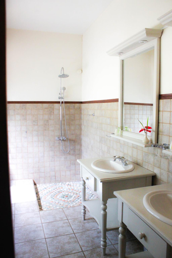 Bathroom 4, L'Auberge de Saint Aubin