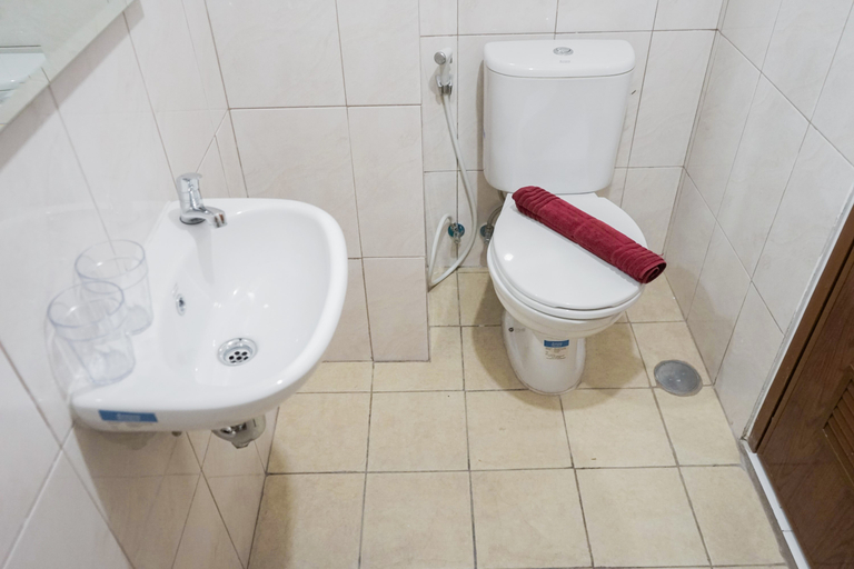 Bathroom 5, Cozy Studio at Amazana Serpong Apartment By Travelio, Tangerang Selatan