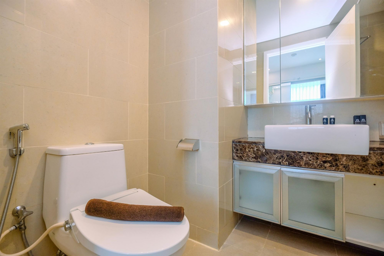 Bathroom 4, Luxury and Premium 2BR Apartment at Casa Grande Residence By Travelio, South Jakarta