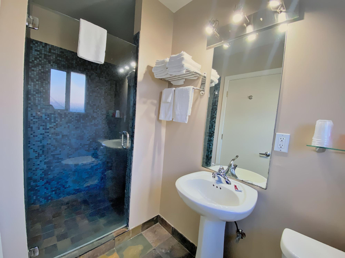 Bathroom 4, Ashland Motel - Oregon, Jackson