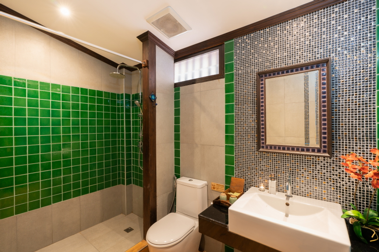 Bathroom 18