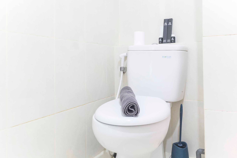 Bathroom 5, Comfortable Studio at Springlake Summarecon Apartment near Mall By Travelio, Bekasi