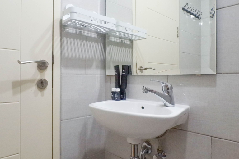 Bathroom 5, Delightful Luxurious Studio Apartment Connected to Pakuwon Mall at Supermall Mansion By Travelio, Surabaya