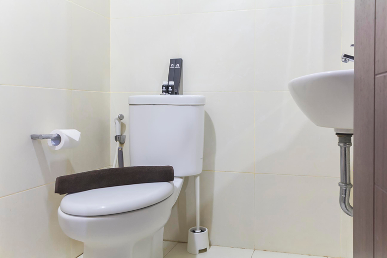 Bathroom 3, Cozy Studio at Elvis Tower Apartment By Travelio, Cikarang