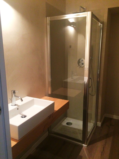 Bathroom 5, Moira Rooms, Bergamo