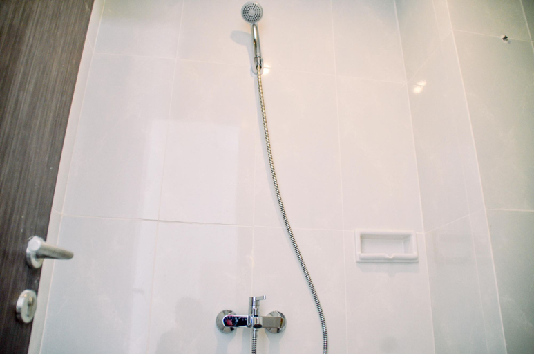 Bathroom 5, Chic and Cozy Studio at Serpong Garden Apartment By Travelio, Tangerang