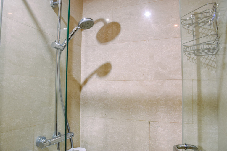 Bathroom 5, Strategic and Minimalist Studio at Menteng Park Apartment By Travelio, Central Jakarta