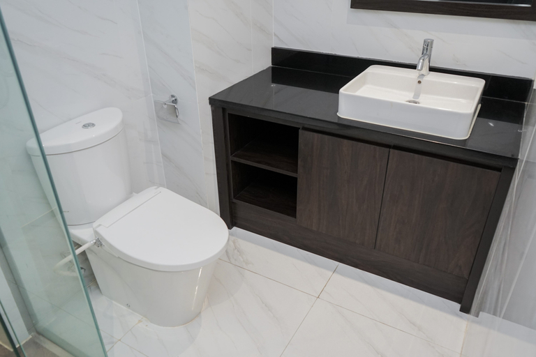 Bathroom 5, Spacious 1BR at Branz Apartment BSD near AEON Mall By Travelio, South Tangerang