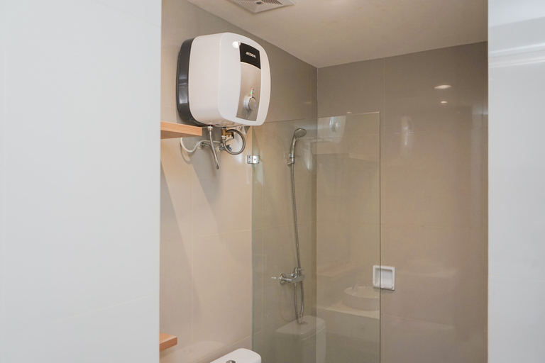 Bathroom 5, Comfort and Cozy 1BR at Tree Park City BSD Apartment By Travelio, Tangerang Selatan