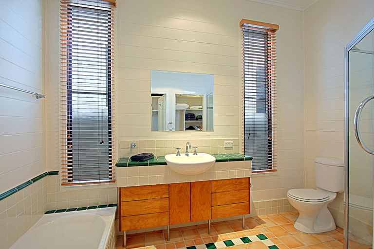 Bathroom, Harkaway - charming cottage in central Byron Bay, Byron