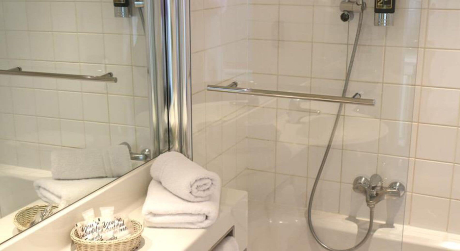 Bathroom 4, Ana Adlon, Wien