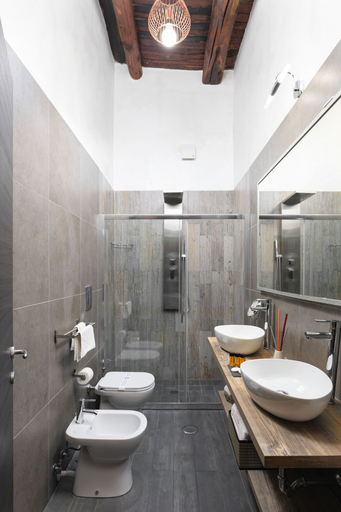Bathroom 5, Toledo Lifestyle, Napoli