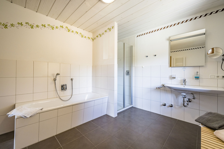 Bathroom 4, Pension Gimpl, Chiemgaukarte neu, Traunstein