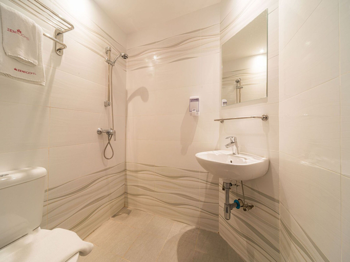 Bathroom 4, Amrise Hotel Geylang, Singapore