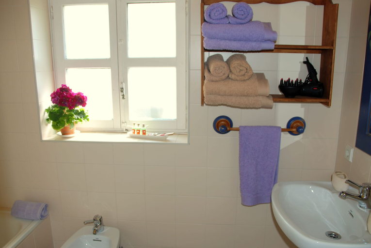 Bathroom 4, Posada Sarigarri, Navarra