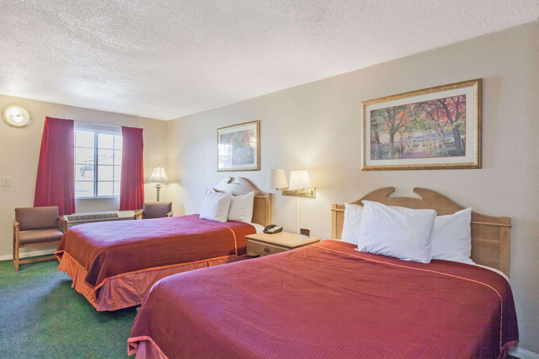 Bedroom 2, Howard Johnson by Wyndham Bakersfield, Kern