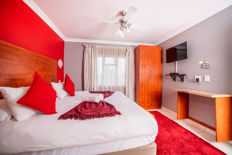 Bedroom, Khayalami Hotel - Ermelo, Gert Sibande