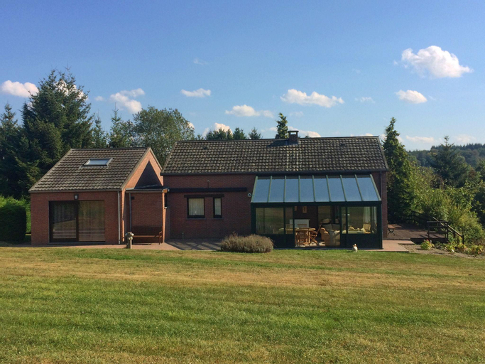 Attractive holiday home with jacuzzi in Septon, Namur
