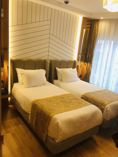 Bedroom 3, Maywood, Fatih