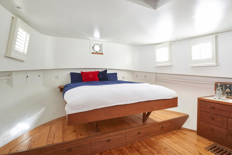 Bedroom 2, Luxury Houseboat Amsterdam Centre 110m2 3br, Amsterdam