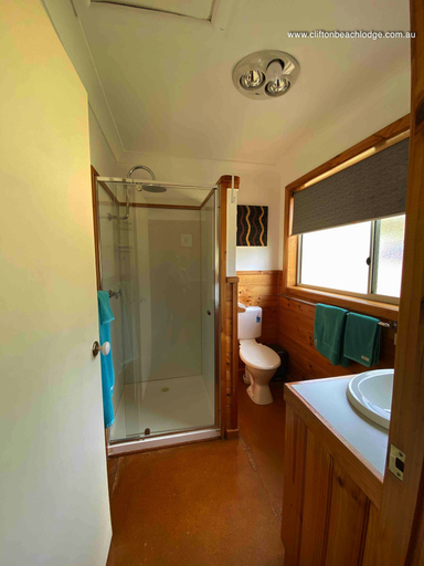 Bathroom 4, Clifton Beach Lodge, Corangamite - South
