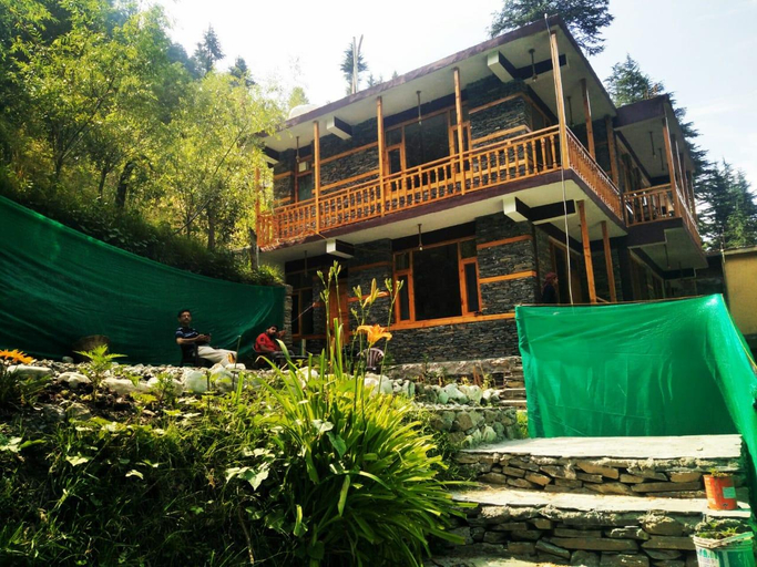 Exterior & Views